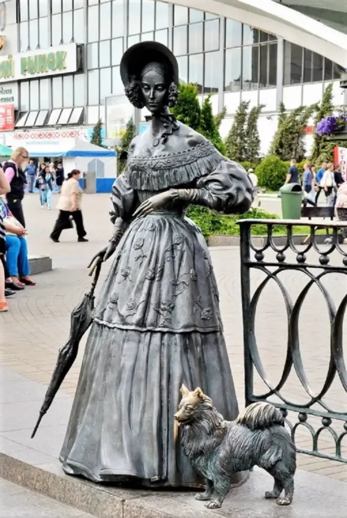 ,,Die Dame mit dem Spitz''
Skulptur von Vladimir Zhbanov, Minsk
