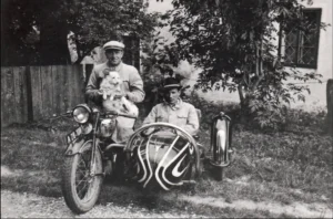 Große Fahrt mit Pipsi, dem Spitz der Baronin, 1935
© Fam. Timpl