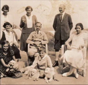 Lempruch, 1930, Eines der zahlreichen Familienfotos mit Gästen, Schlossherrschaft und Pipsi mit Nachkommen
© Fam. Timpl