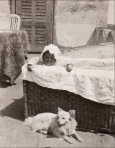 1923, Ria auf der Terasse von Schloss Albrechtsberg mit Spitz Pipsi
© Fam. Timpl