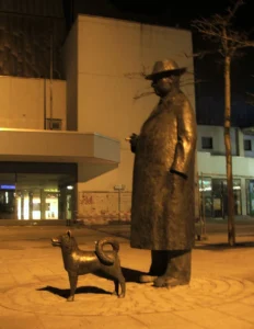 Onkel Willi mit Zigarre und Spitz auf dem Sternplatz in Lüdenscheid, seit dem 3. April 1981 (Waldemar Wien),
Onkel Willi war ein Lüdenscheider Original und das Denkmal steht vor seiner damaligen Stammkneipe!