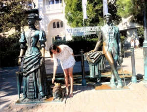 ,,Die Dame mit dem Spitz'' und Anton Tschechow auf der Promenade, Jalta. Man kann's ja mal versuchen, gell?